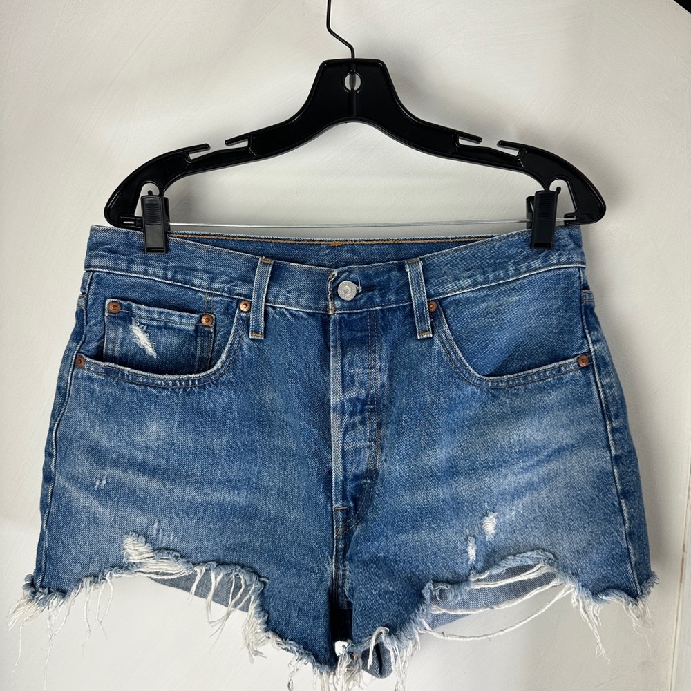 Levi’s 501 Distressed Medium Wash Denim Shorts – Women’s Size 31